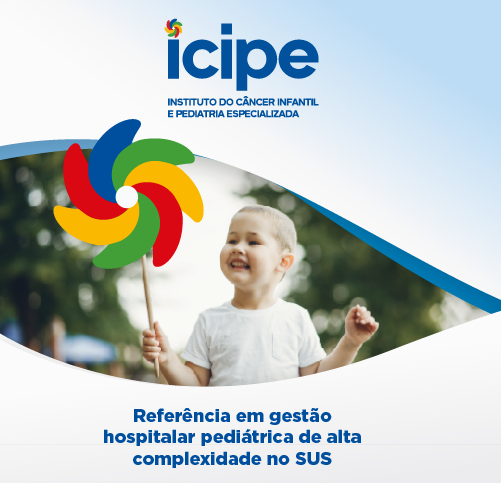 Fotomontagem: a imagem de uma criança sorrindo de cabelos raspados, camiseta branca, segurando um cata-vento colorido com uma mata ao fundo. Na parte superior: Icipe - Instituto de Câncer Infantil e Pediatria Especializada. Na parte inferior: 